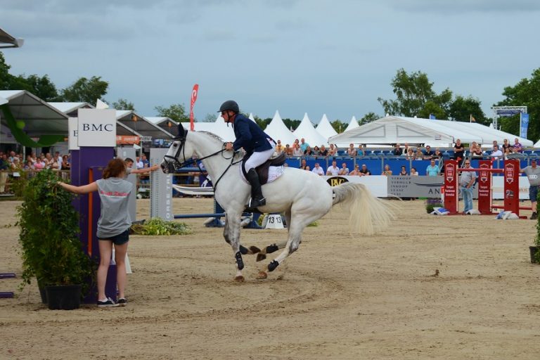 Albert Zoer pakt overwinning op onstuimig Papendal