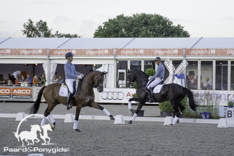 Springruiters rijden kür op dressuuravond Outdoor Gelderland