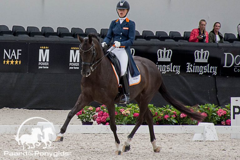 NK Dressuur: Esmee Donkers voert lijst aan bij Young Riders