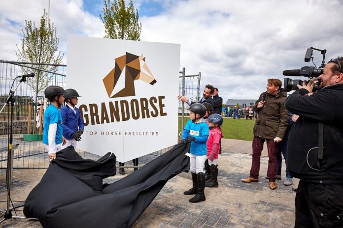 /nieuws/nieuws_img/Grandorse onthulling.jpg