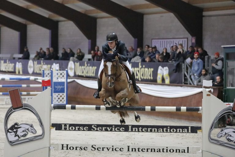 HSI reikt Longines horloge uit aan Johan-Sebastiaan Gulliksen