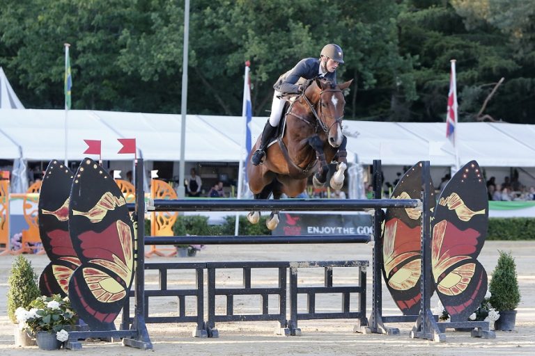 Julian de Boer snelt naar overwinning in 1.45m rubriek Wierden