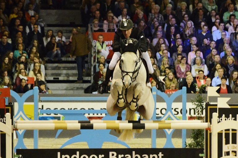 Jur Vrieling wint met Zirocco Blue de Grote Prijs van Vestfold