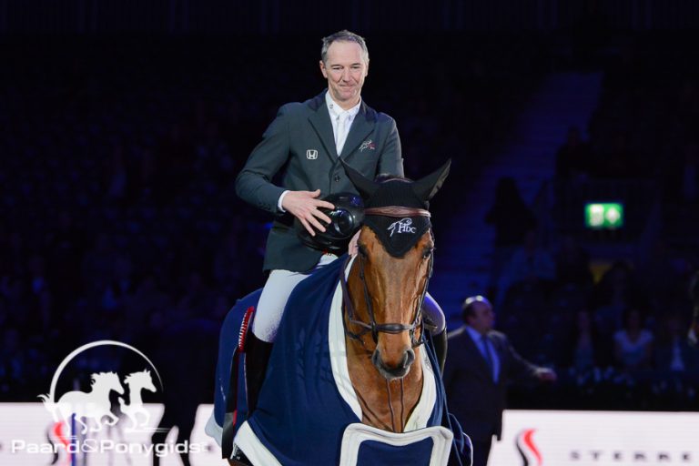Patrice Delaveau snelt naar overwinning op Jumping Amsterdam