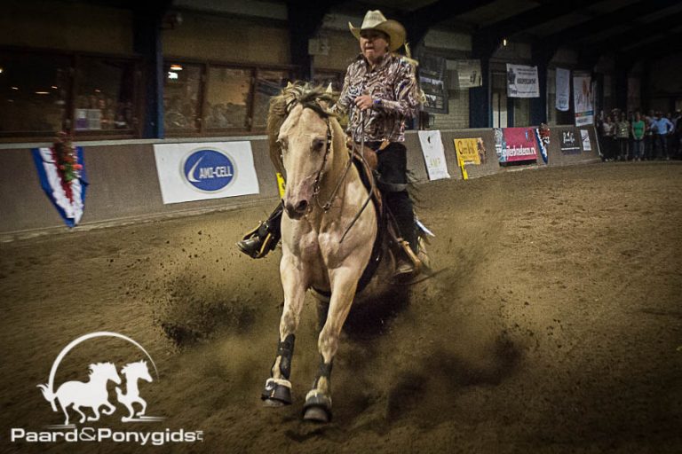 NK Reining: Rieky Young prolongeert titel met Frozen Tropical