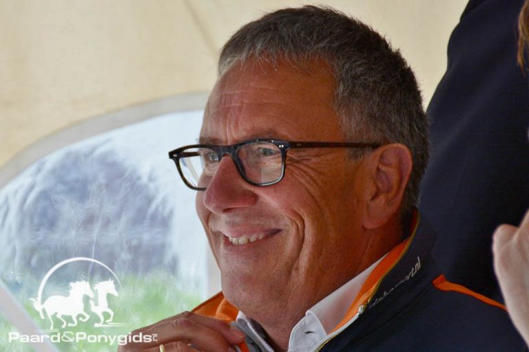 Wim Ernes ontvangt Gouden KNHS-speld