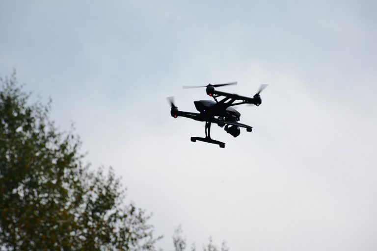 Waarschuwing drone gebruik in nabijheid paarden
