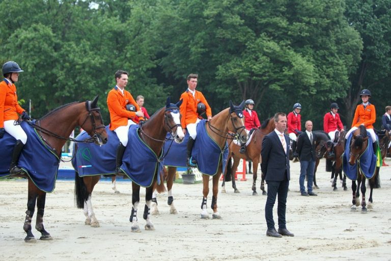 Wierden: Wilhelmus klinkt voor Young Riders, junioren tweede