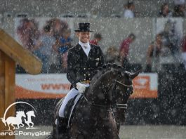 Edward Gal in de stromende regen tijdens het NK Dressuur 2018