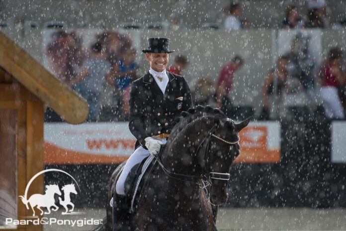 Edward Gal in de stromende regen tijdens het NK Dressuur 2018