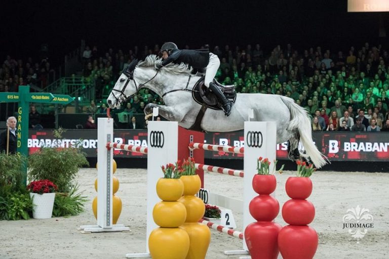 Maikel van der Vleuten stuurt Dana Blue behendig naar zege
