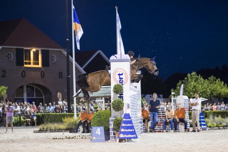 Pim Mulder over 2.10m, Van der Schans winnaar Championat