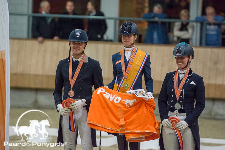 Eerste KNHS Indoor kampioenen gehuldigd in Ermelo