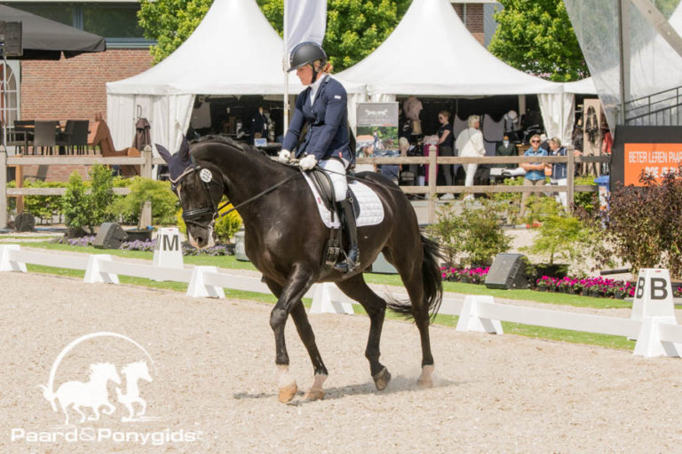 Para-dressuurruiters ijzersterk in Kronenburg