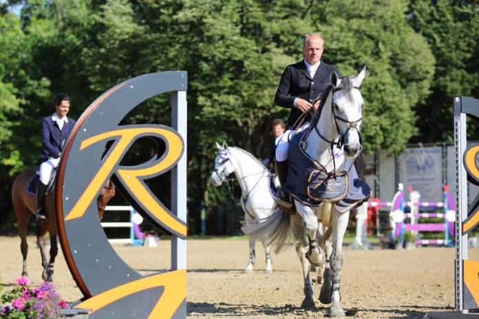 Willem Greve en Gogo (v. Zirocco Blue) tijdens prijsuitreiking Willem Greve winnaar Grote Prijs Wierden
