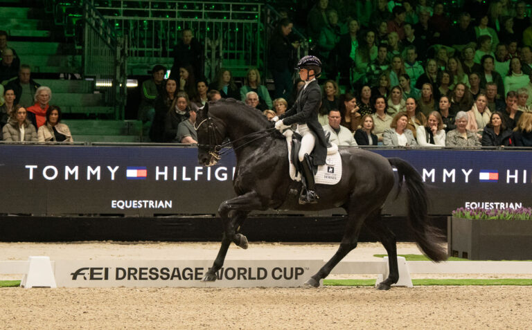 Charlotte Fry wint WB Grand Prix Dressuur met Glamourdale