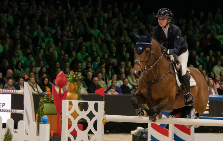 Lillie Keenan heerst in spektakelstuk Indoor Brabant Derby